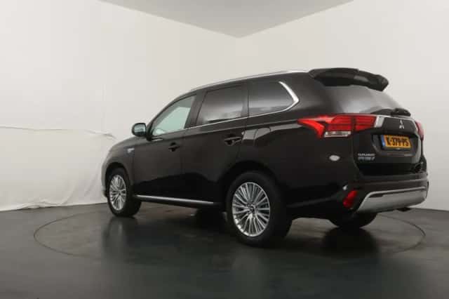 Mitsubishi Outlander (2021) thumbnail 3