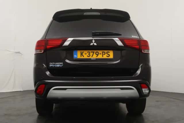 Mitsubishi Outlander (2021) thumbnail 4