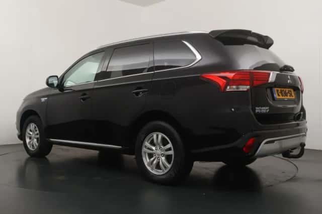 Mitsubishi Outlander (2021) thumbnail 3