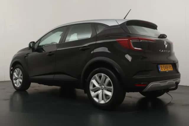Renault Captur (2022) thumbnail 3