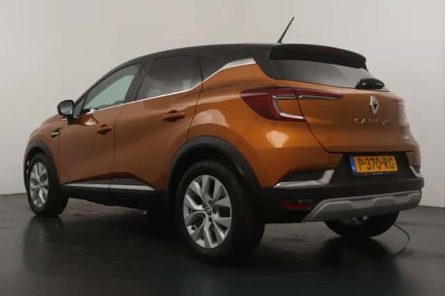 Renault Captur (2022) thumbnail 3