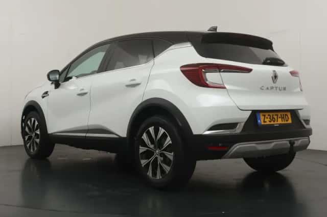 Renault Captur (2023) thumbnail 3