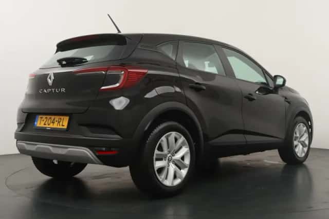 Renault Captur (2023) thumbnail 2