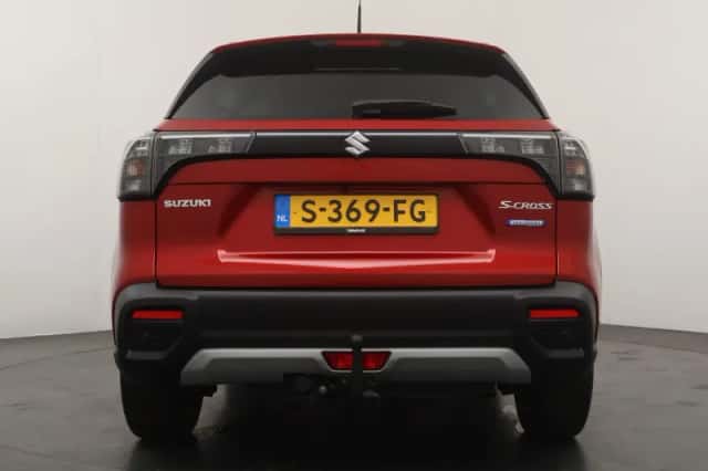 Suzuki S-Cross (2023) thumbnail 4