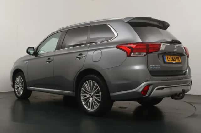 Mitsubishi Outlander (2021) thumbnail 3