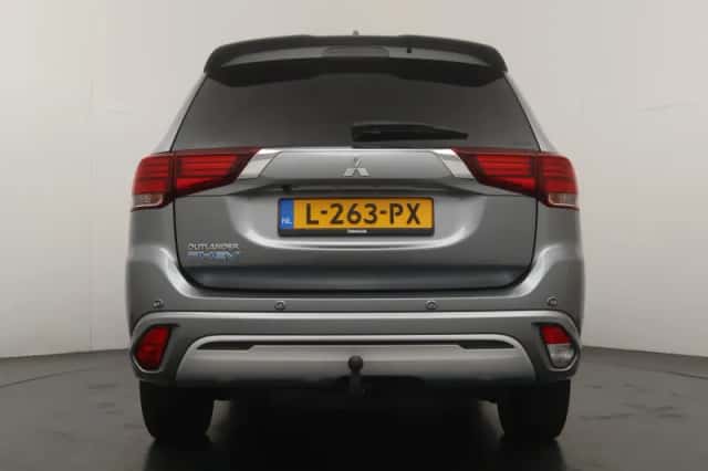 Mitsubishi Outlander (2021) thumbnail 4