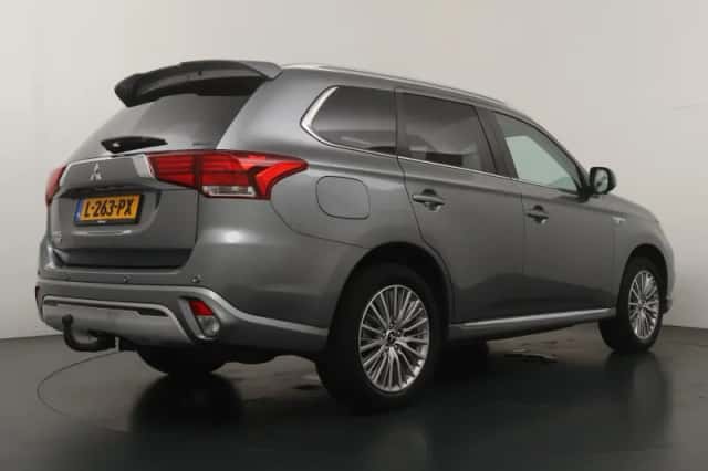Mitsubishi Outlander (2021) thumbnail 5