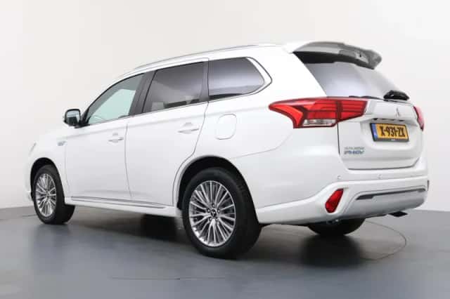 Mitsubishi Outlander (2020) thumbnail 3