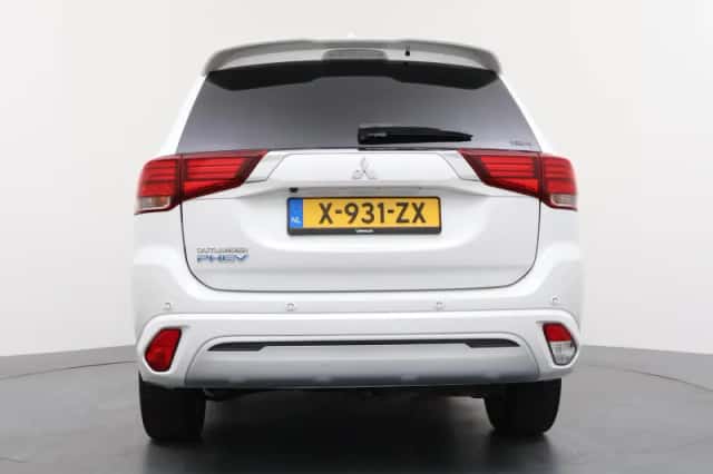 Mitsubishi Outlander (2020) thumbnail 4