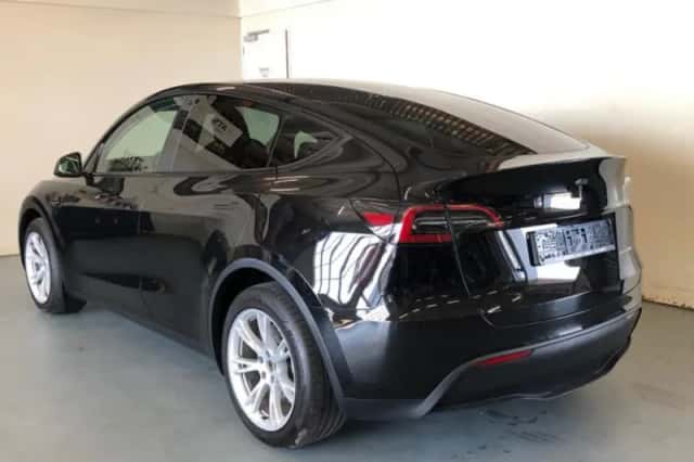 Tesla Model Y (2023) thumbnail 3