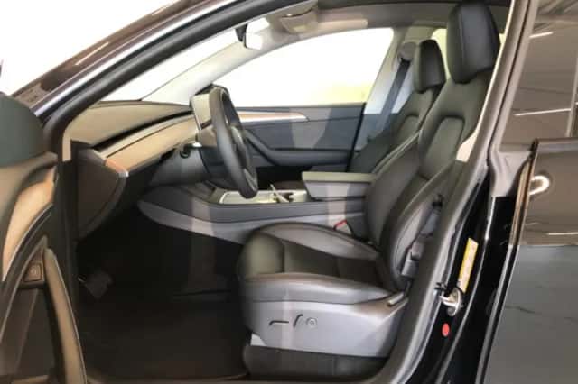 Tesla Model Y (2023) thumbnail 4