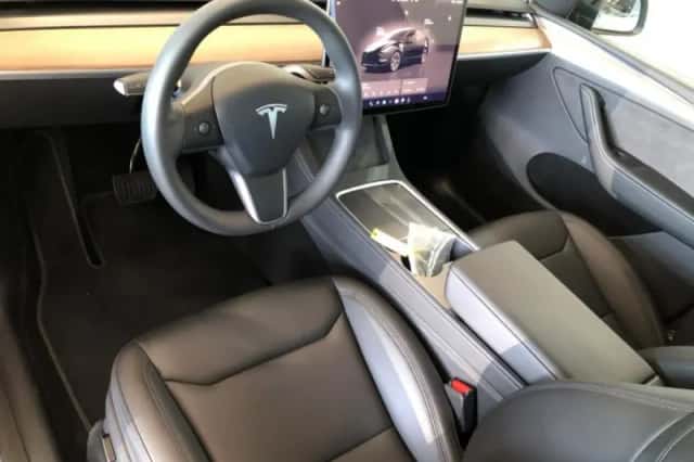 Tesla Model Y (2023) thumbnail 5