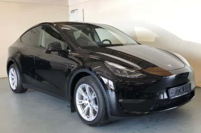 Tesla Model Y (2023) thumbnail 2