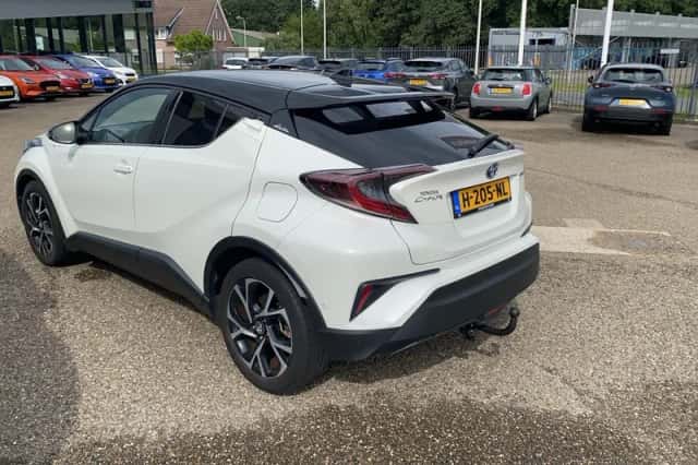 Toyota C-HR (2018) thumbnail 3
