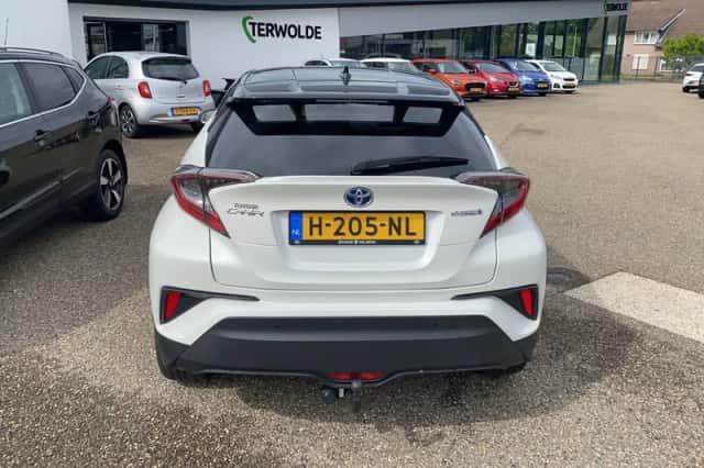 Toyota C-HR (2018) thumbnail 4