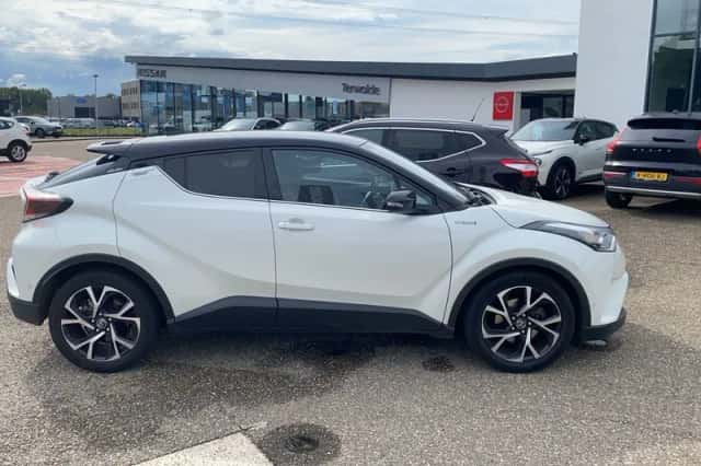 Toyota C-HR (2018) thumbnail 6