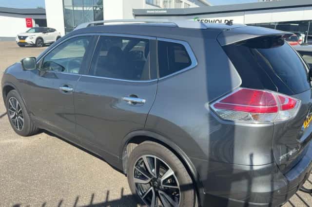 Nissan X-Trail (2017) thumbnail 3