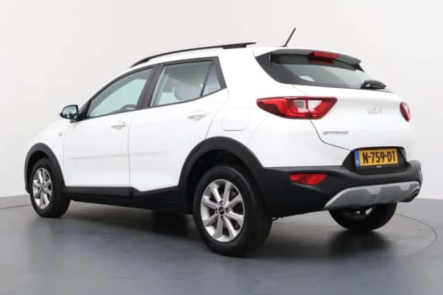 Kia Stonic (2021) thumbnail 3