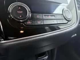 Mitsubishi Outlander (2018) thumbnail 17