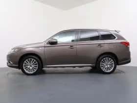 Mitsubishi Outlander (2021) thumbnail 2