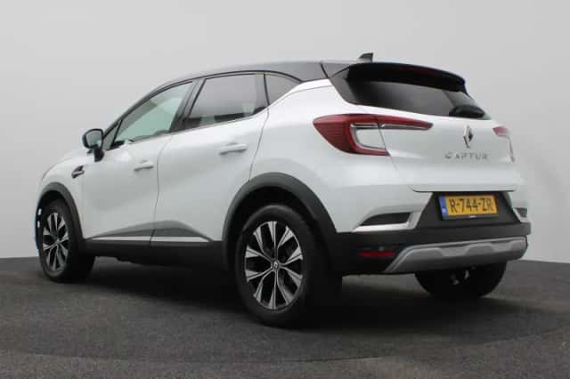 Renault Captur (2023) thumbnail 3