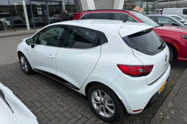 Renault Clio (2018) thumbnail 3