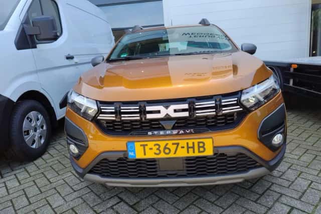 Dacia Sandero Stepway (2023) thumbnail 3