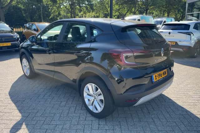 Renault Captur (2023) thumbnail 3