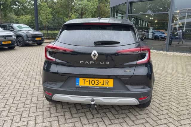 Renault Captur (2023) thumbnail 5