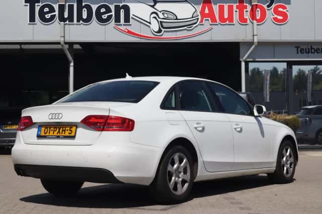 Audi A4 (2011) thumbnail 3
