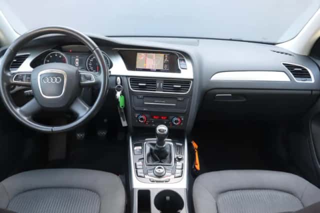 Audi A4 (2011) thumbnail 4
