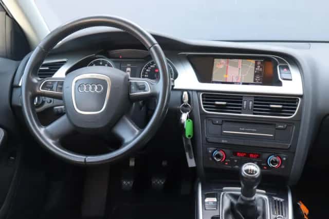 Audi A4 (2011) thumbnail 5