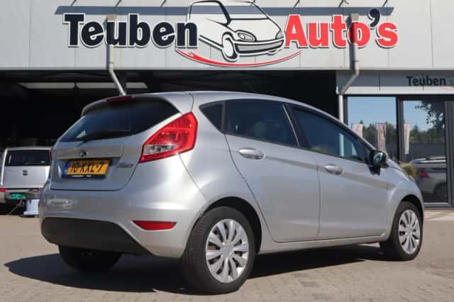 Ford Fiesta (2010) thumbnail 3