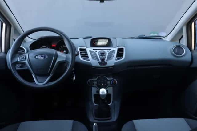 Ford Fiesta (2010) thumbnail 4