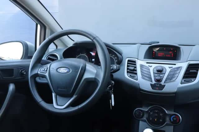 Ford Fiesta (2010) thumbnail 5