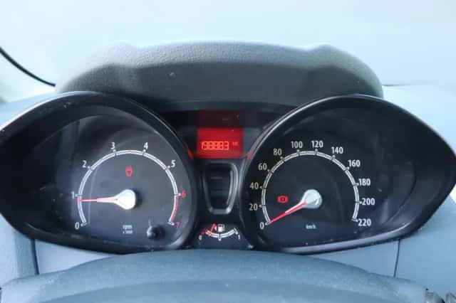 Ford Fiesta (2010) thumbnail 6