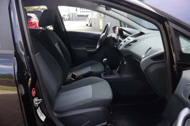 Ford Fiesta (2010) thumbnail 4