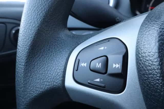 Ford Fiesta (2013) thumbnail 4