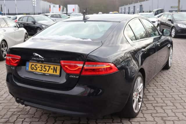 Jaguar XE (2015) thumbnail 5