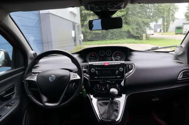 Lancia Ypsilon (2014) thumbnail 5