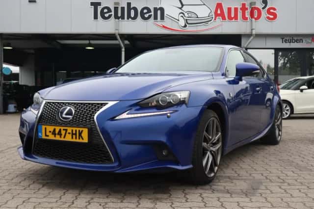 Lexus IS (2016) thumbnail 1