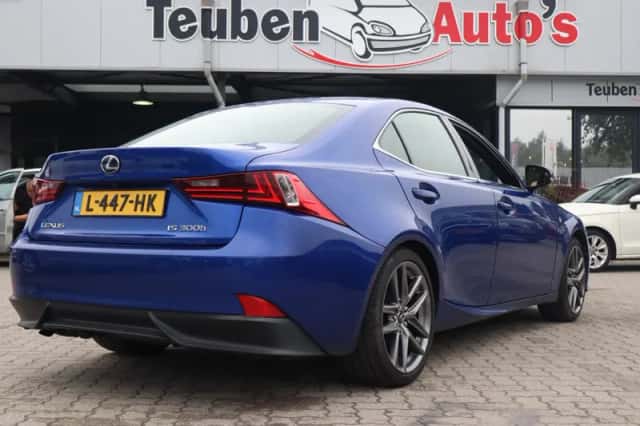 Lexus IS (2016) thumbnail 2