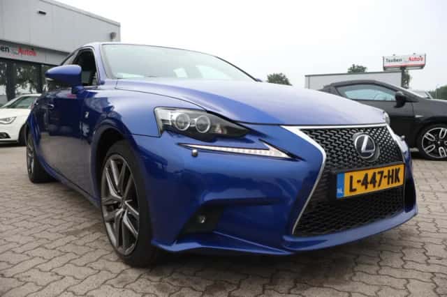 Lexus IS (2016) thumbnail 3