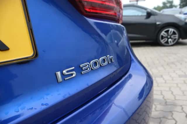 Lexus IS (2016) thumbnail 4