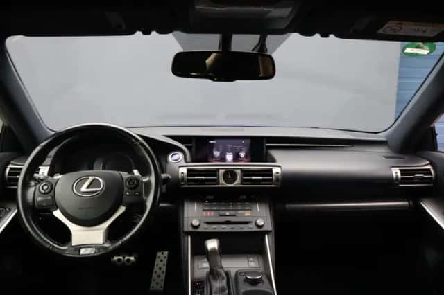 Lexus IS (2016) thumbnail 6