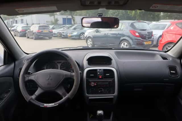 Mitsubishi Carisma (2004) thumbnail 5
