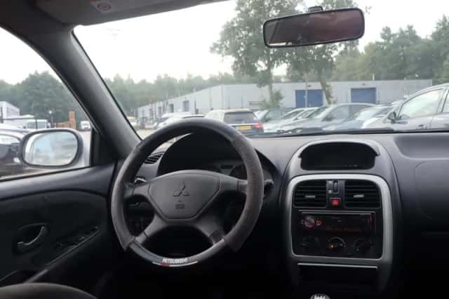 Mitsubishi Carisma (2004) thumbnail 6