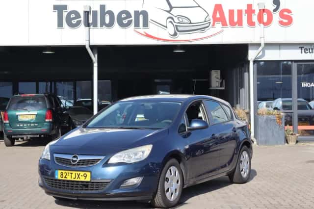 Opel Astra (2012) thumbnail 2