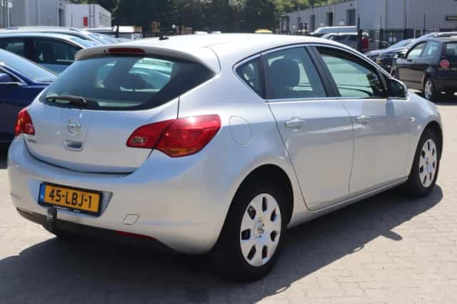 Opel Astra (2010) thumbnail 3