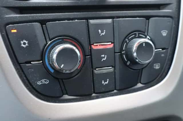 Opel Astra (2010) thumbnail 6